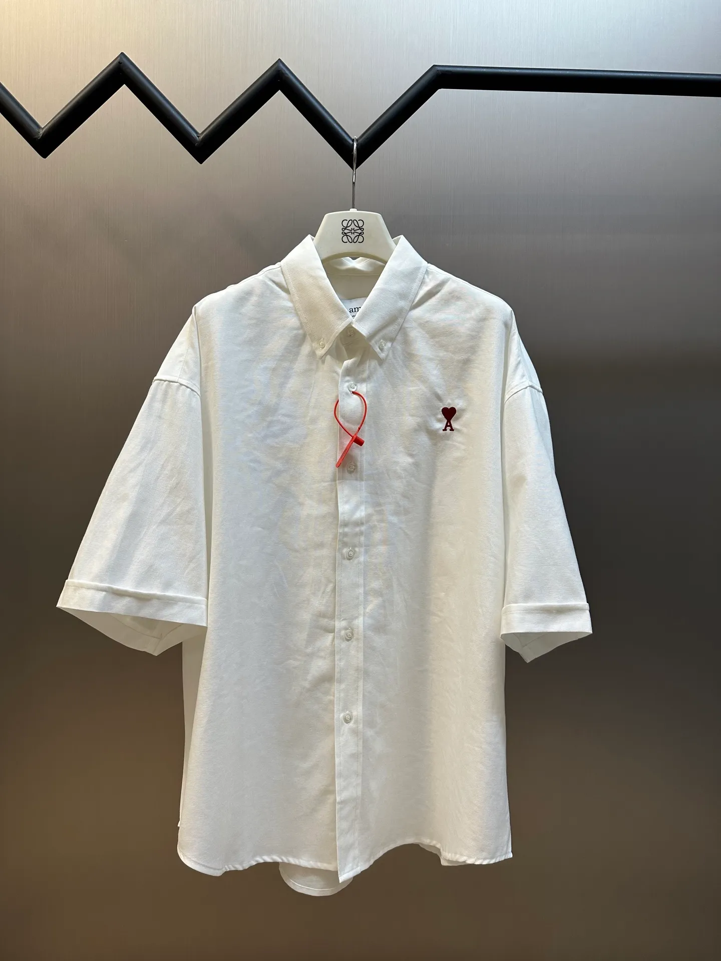 Ami Love Heart Embroidered Box Shirt is made of custom-made luxurious oxford fabric, with a bright red heart on the chest, embellished like a work of art, casual yet sophisticated. Adopting imported machine embroidery technology, advanced computer control systems and precision mechanical components, Ami's love embroidery work is achieved with high precision and smooth and delicate lines. size：S M L XL